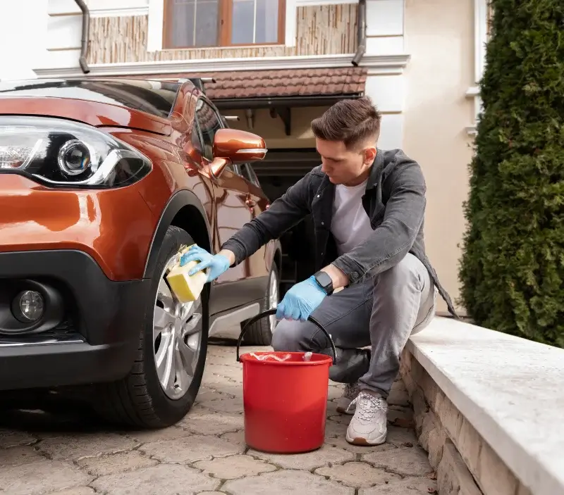 Lavage auto à domicile Parnac : professionnel intervenant sur un véhicule